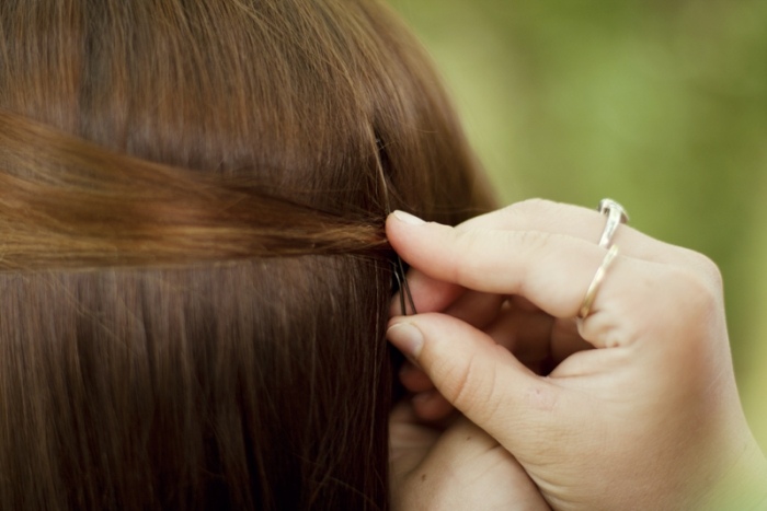 Luați un bobby-pin-atașați-secțiunea-părului-la-spatele-capului