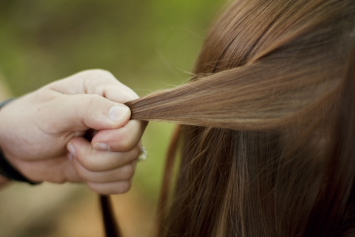 Luați-firul de păr pe partea opusă