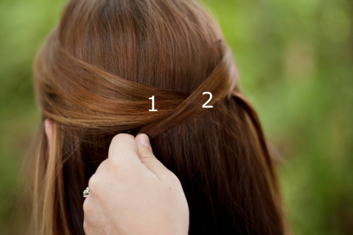 fixați-firele-de-păr-încrucișate-la-spatele-capului