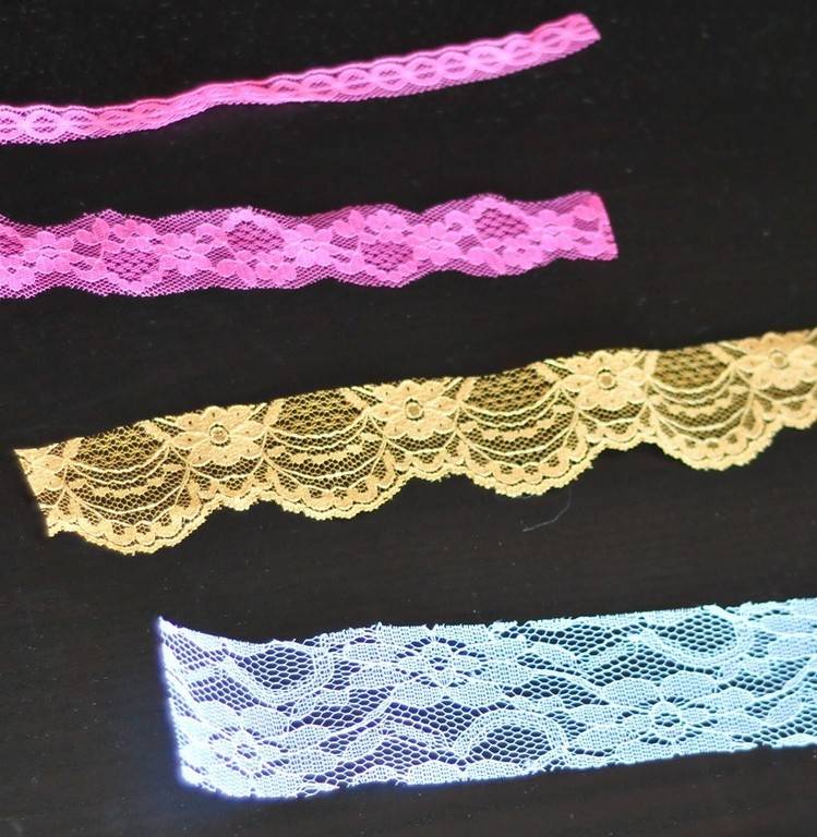 folosiți panglici subțiri și late din dantelă Ouă de Paște-decorați-dantela-panglici-cravată