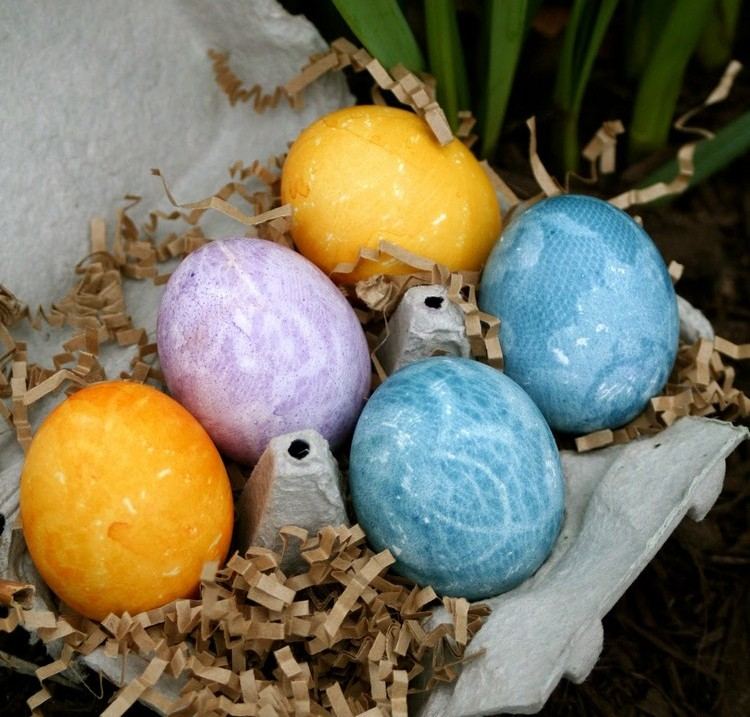 Colorează ouăle de Paște cu dantelă și creează un model oua-de-pasca-decorare-dantela-model-tehnica-colorare