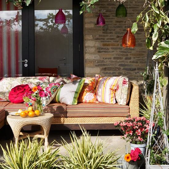 Lounge în grădină relaxați canapea însorită lumini pandantive din sticlă colorată Lounge în grădină pentru a vă relaxa lumina de sticlă colorată a canapelei însorite