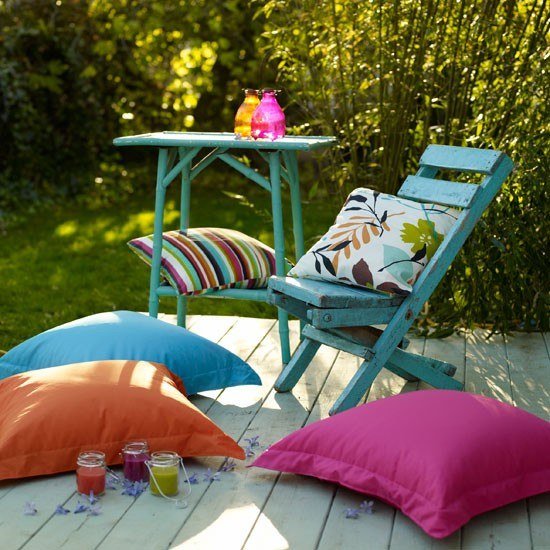 Lounge în grădină pentru perne relaxante în culori colorate Lounge-ul din grădină relaxează pernele scaunelor în culori colorate