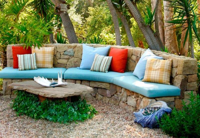 Lounge de grădină pentru relaxare din piatră și cu perne vesele salon de gradina pentru relaxare mobilier din piatra idee tapiterie albastru deschis tropical