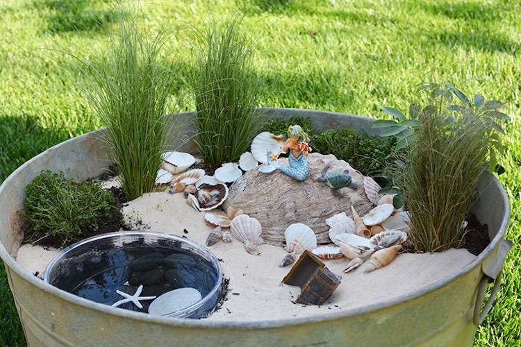 mini-grădină-sirenă-tablă-cadă-nisip-ierburi-castron de sticlă-iaz