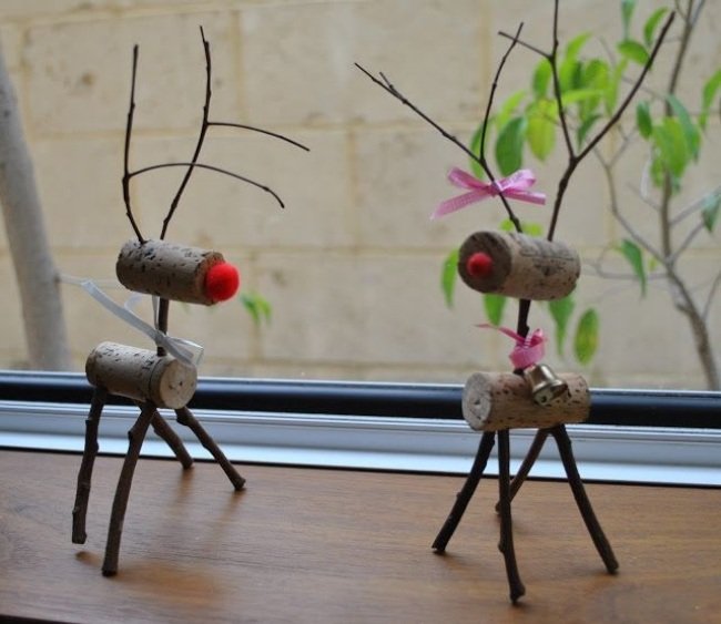 Închideri din plută-reni-tineri-cu-copii-idei-decor-de-Crăciun