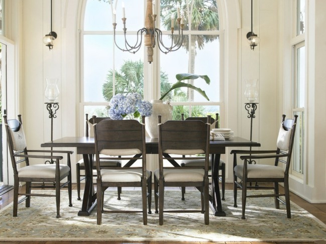 Sufragerie mobilier stil rustic francez lemn închis la culoare Mobilier în stil rustic, candelabru din metal din lemn de culoare închisă