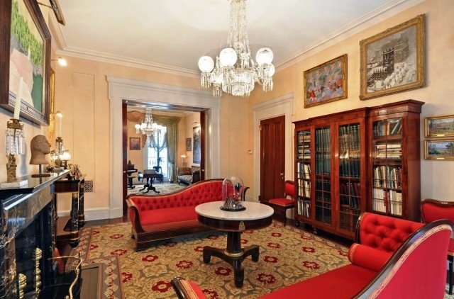 Șemineu din marmură șezlong roșu în stil victorian