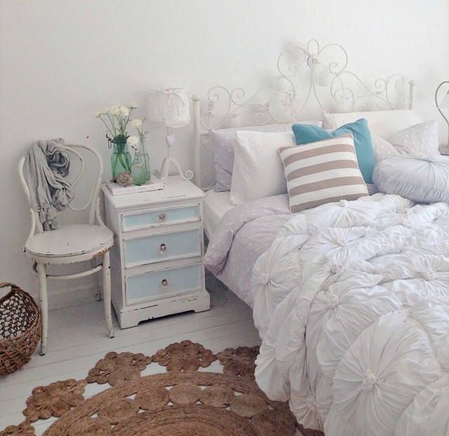 Idei de decor dormitor stil shabby chic Idei de amenajare Pat de piață de vechituri în stil shabby chic