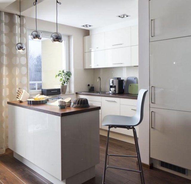 sfaturi de amenajare idei de bucatarie mica chicineta mica insula de luat masa blat din lemn sfaturi-mobilier-bucătărie-mică-idei-bucătărie-rând-cu-insulă-mică-blat-de-mese-blat-din-lemn