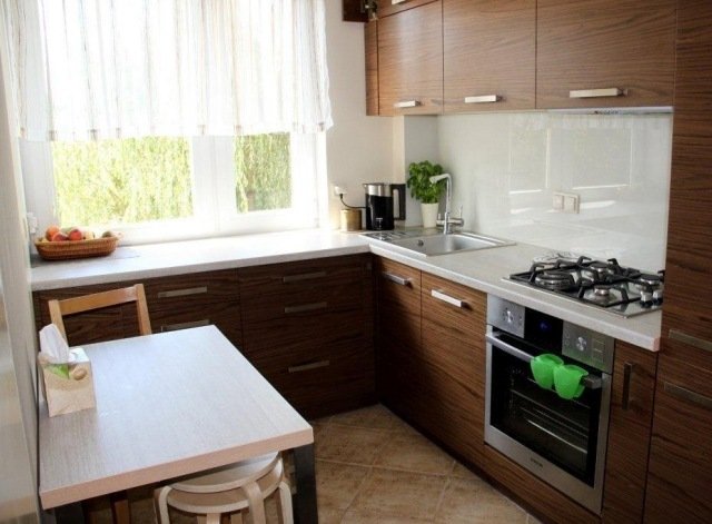 idei de amenajare bucătărie mică fronturi dulap din lemn în formă de L sfaturi-de-amenajare-idei-de-bucătărie-mici-l-formă-de-lemn-front-dulap