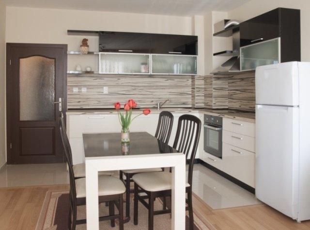 sfaturi de amenajare idei bucatarie mica zona de luat masa maro crem sfaturi de amenajare mici-bucătărie-idei-zonă de luat masa-crem-maro