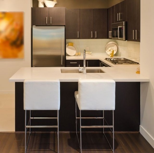 sfaturi de amenajare idei de bucătărie mică blat de luat masa blat de lucru alb fronturi dulap întunecat sfaturi de amenajare mici-bucătărie-idei-masă-blat-alb-blat-întuneric-dulap-fronturi