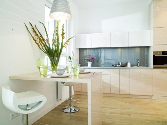 proiecta idei mici bucatarie din lemn deschis la culoare optica dulapuri fronturi blat masa sfaturi de amenajare-mici-bucătărie-idei-lumină-din-lemn-optică-fronturi dulap-blat de luat masa