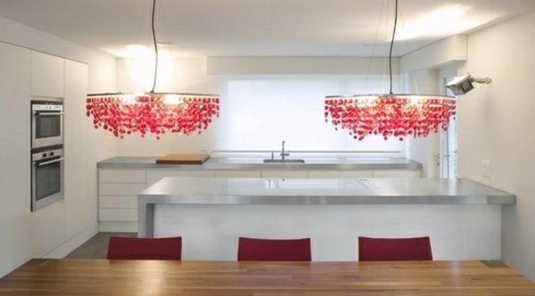 bucătărie simplă-candelabru-roșu-accent