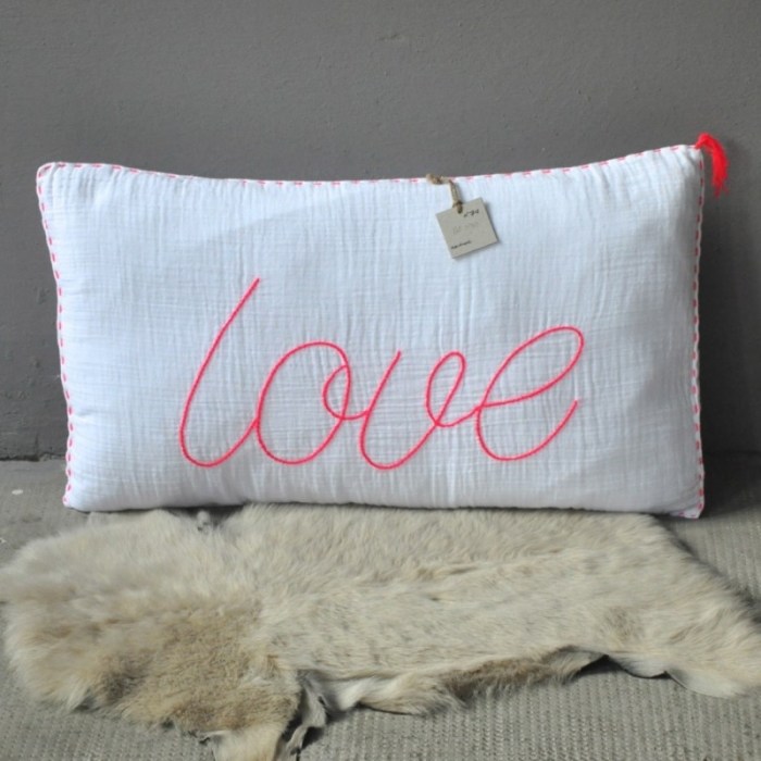 Aruncă o pernă cu litere de neon de la Numero 74- Love perna-design-dragoste-neon-litere-decoratiuni-cresa