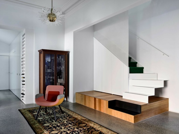 perete nișă scări design lemn oțel alb fotoliu runner covor negru colorat