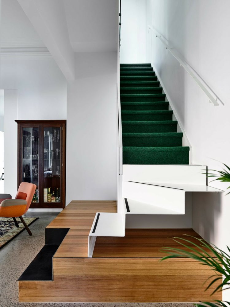 scara lemn oțel covor verde pereți albi casă king bill