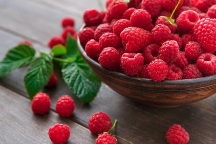 Zmeură pentru un sos pentru servirea cupelor de înghețată cu fructe