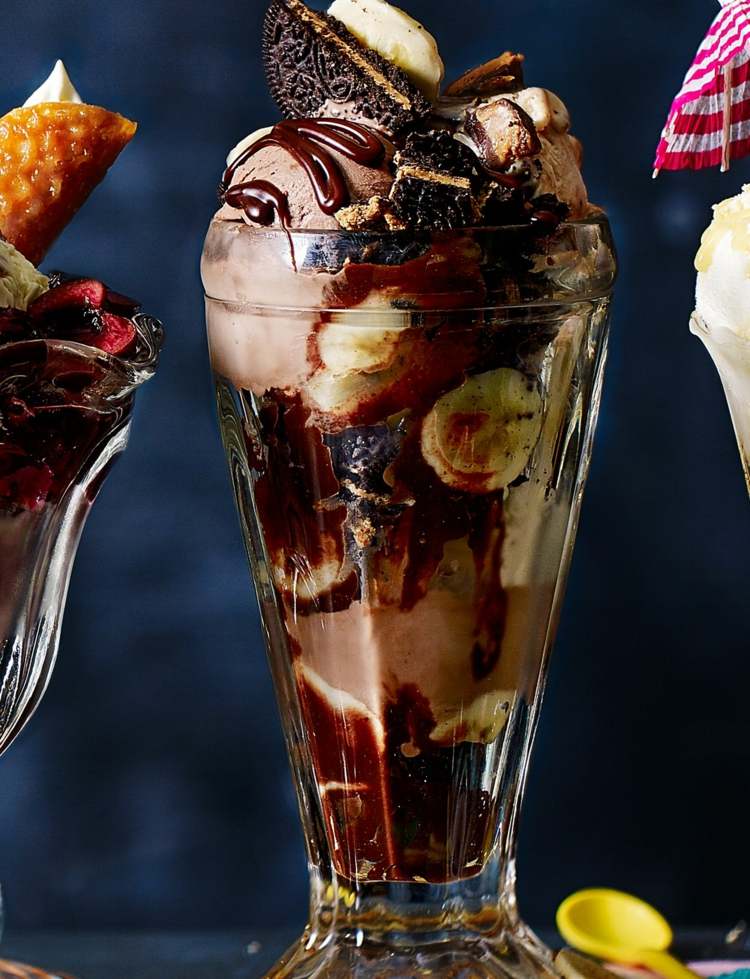 Sundae de arahide, ciocolată și caramel pentru două persoane și îndrăgostiți