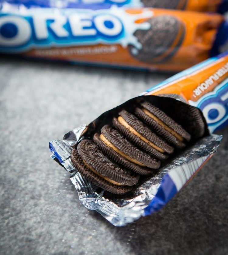 Biscuiți Oreo pentru a garni cupa de ciocolată cu banane