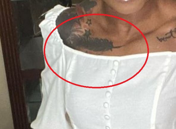 Le tatouage de plume d'Elaine