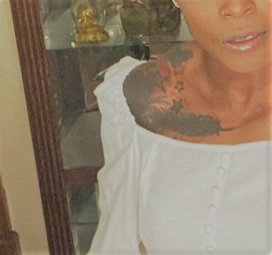Le tatouage d'étoiles d'Elaine