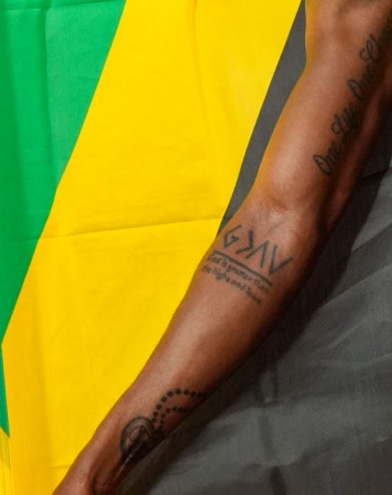 Elaine God est plus grand que le tatouage des hauts et des bas