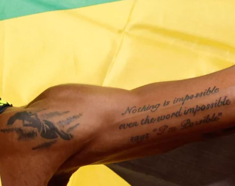 Elaine écrit sur le tatouage des biceps