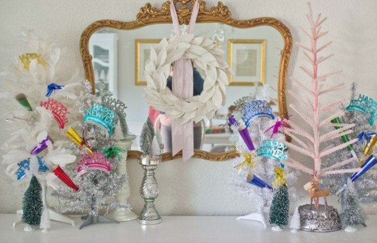 Decor de iarnă în argint și culori strălucitoare pentru Revelion decor de iarna braduri colorate mini comoda oglinda
