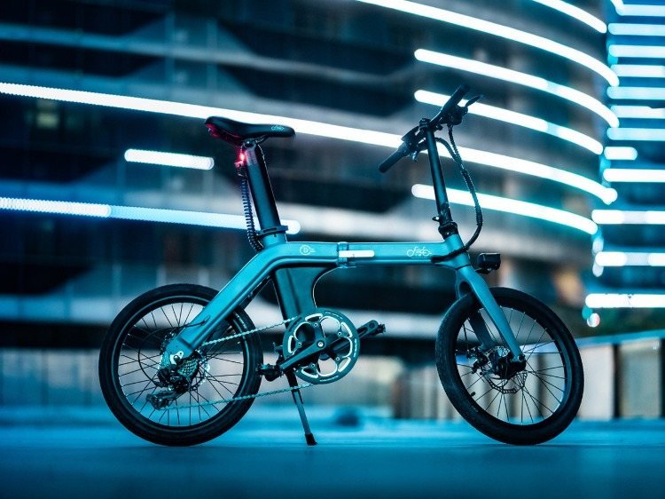 bicicletă electrică pliabilă cu frână cu pedală din spate și motor central, precum și design inovator cu lumină spate cu led