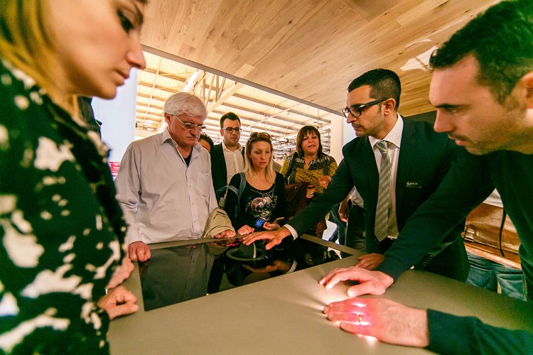 Plită cu inducție cu extractor integrat Rotiți clapeta Activați sistemul