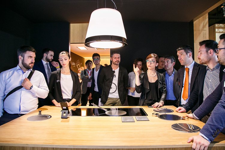 Hota Elica controlează placa de plită prin intermediul telefonului mobil