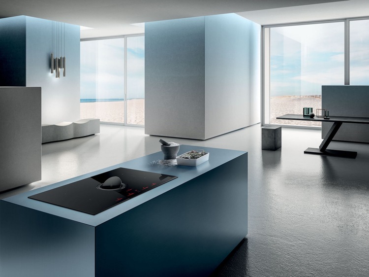 Plită cu inducție extractor integrat clapetă insulă modernă inovatoare