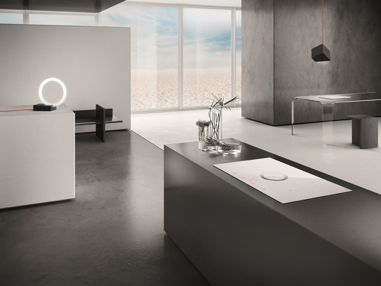 Plită cu inducție Elica albă cu extractor integrat, insulă de gătit modernă