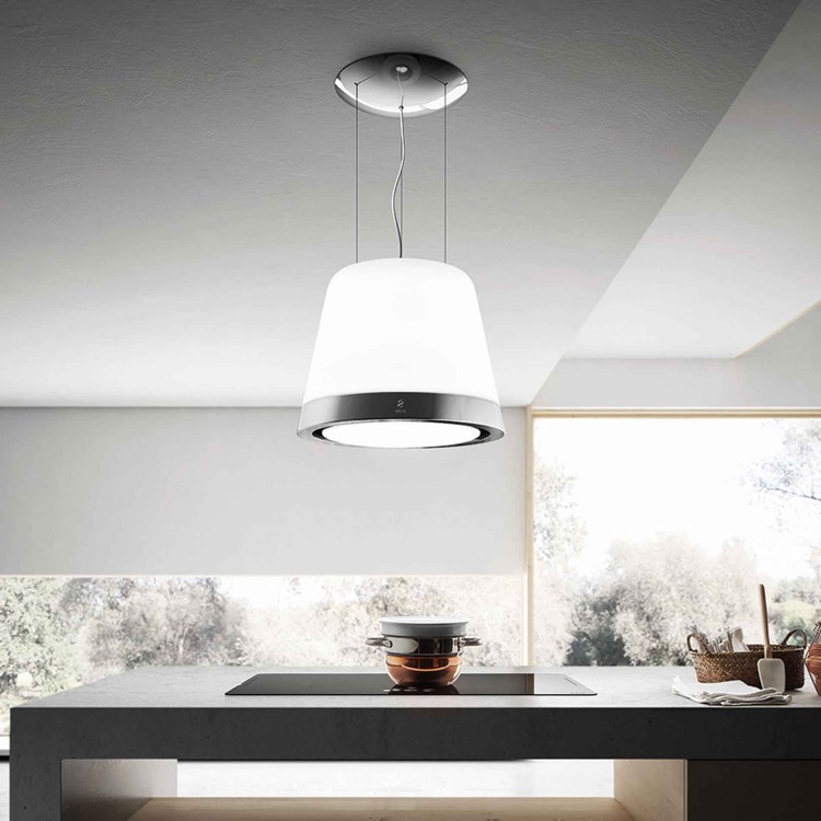 Hota extractivă a lămpii suspendate Elica într-o insulă de gătit din oțel inoxidabil