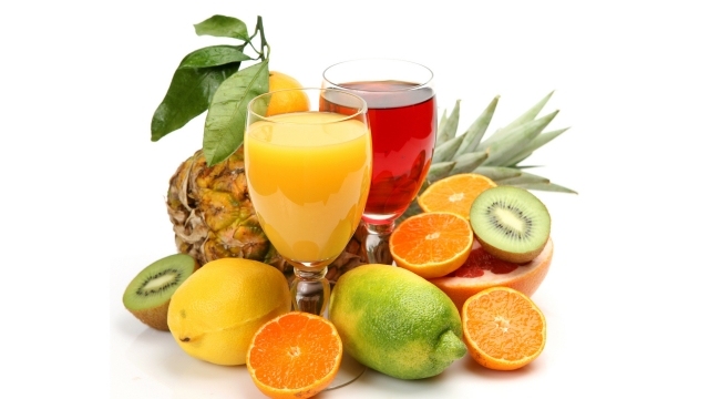 Pregătește-ți propriile sucuri de fructe kiwi portocaliu ananas citrice Pregătiți-vă propriile sucuri de fructe, mâncare sănătoasă, citrice