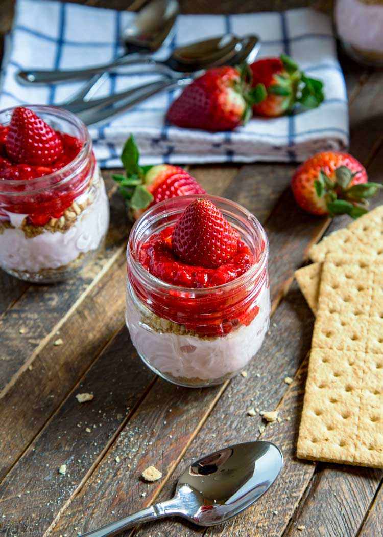 Desert de covrigi de căpșuni într-un pahar de idei de desert de vară