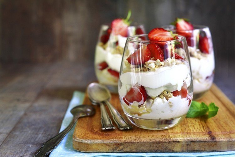 Desert de fructe tiramisu cu căpșuni cu conținut scăzut de carbohidrați într-un pahar cu conținut scăzut de calorii