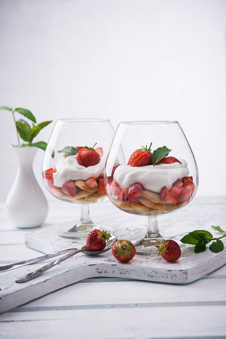 Tiramisu de căpșuni într-un pahar deserturi vegane rapide de vară fără coacere