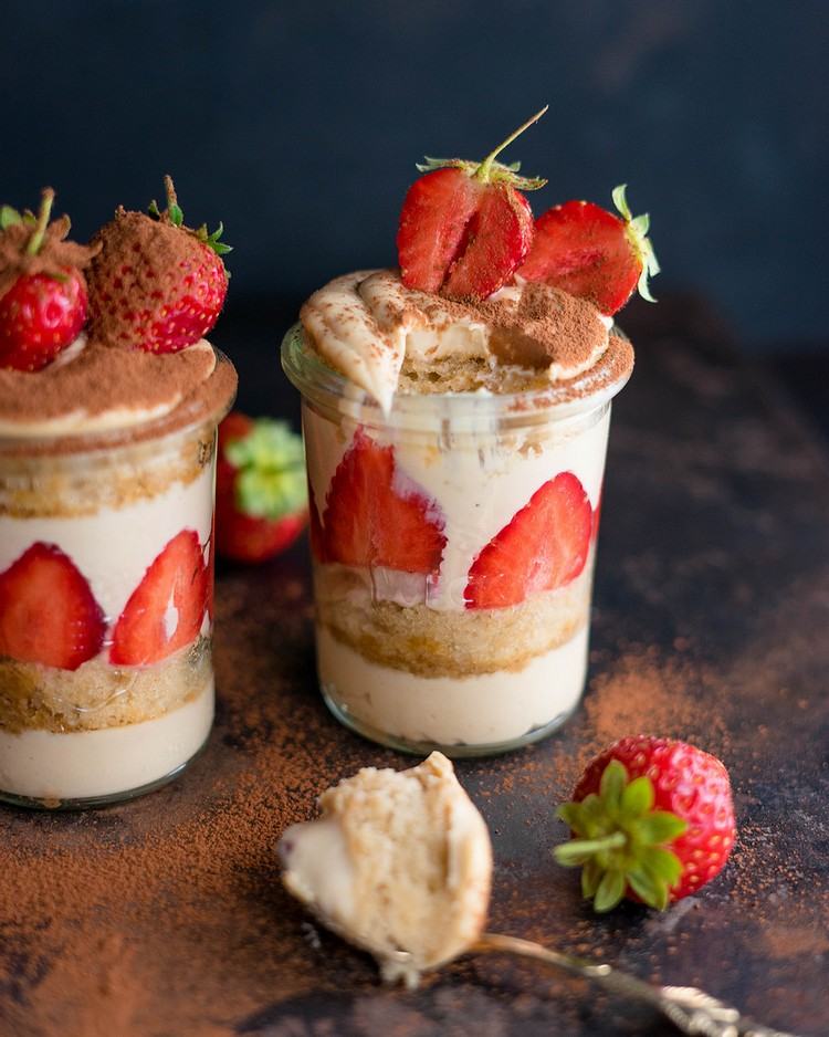 Tiramisu de căpșuni într-o rețetă de pahar Desert de vară cu fructe proaspete