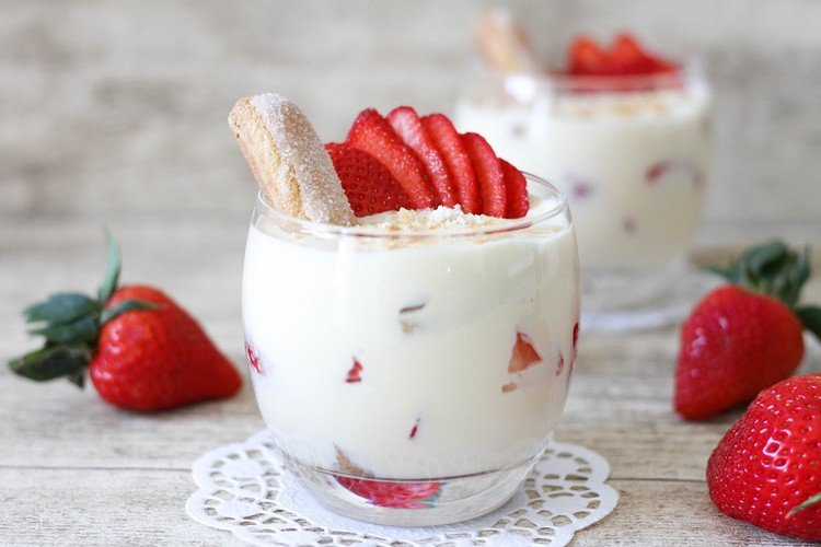 rețete de deserturi vegane tiramisu de căpșuni într-un pahar fără ouă
