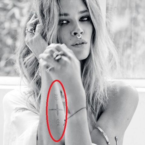 Erin Wasson Amerikos gimtoji meno tatuiruotė