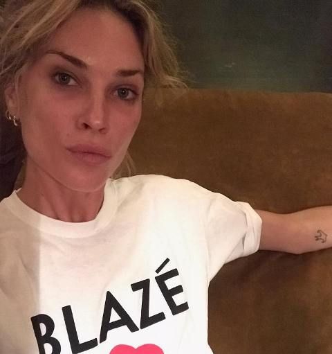 Erin Wasson Skraidančių paukščių tatuiruotės kontūras