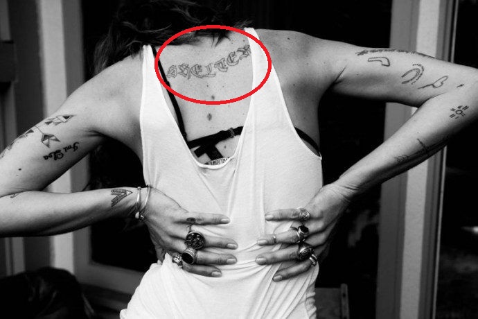 Erin Wasson prieglaudos tatuiruotė