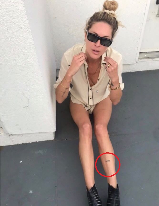 Erin Wasson kojos tatuiruotė