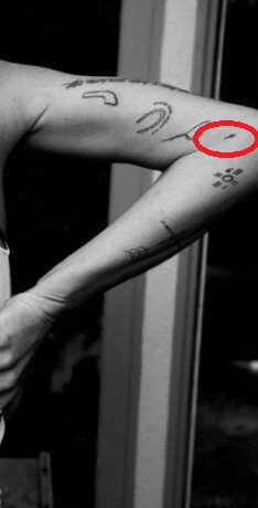 Erin Wasson kryžiaus tatuiruotė