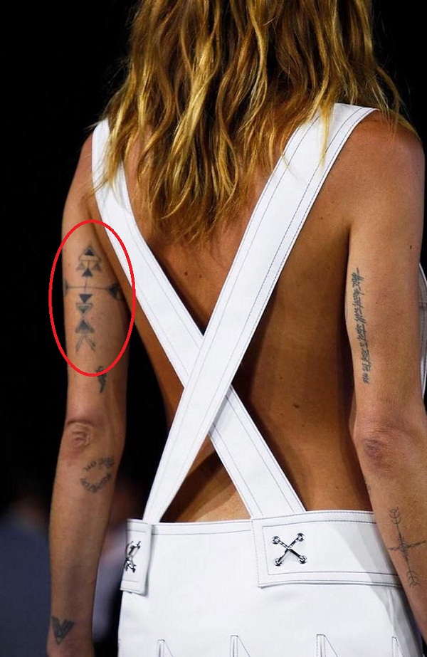 Erin Wasson amerikietiškojo vietinio dizaino tatuiruotė