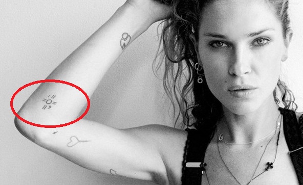 Erin Wasson ratas su linijų tatuiruote