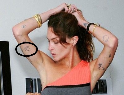 Erin Wasson pasagos formos tatuiruotė